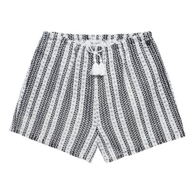 short fille s-sobela