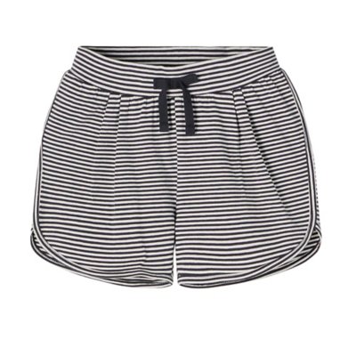 short fille nkfjasphine camp