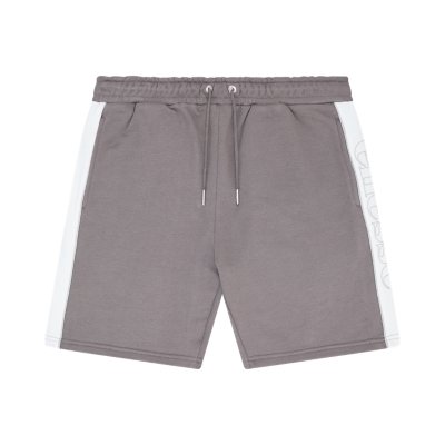 short homme riedndo